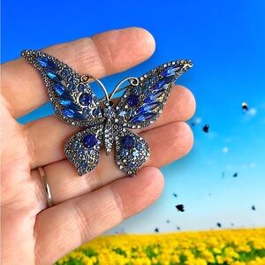 Crystal embellished butterfly pin blue ✨BRAND-NEW✨•